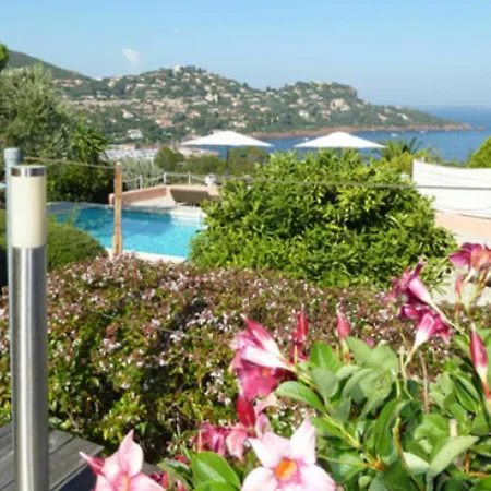 With 4 Bedrooms In Saint-raphael, With Wonderful Sea View, Priva Apartment